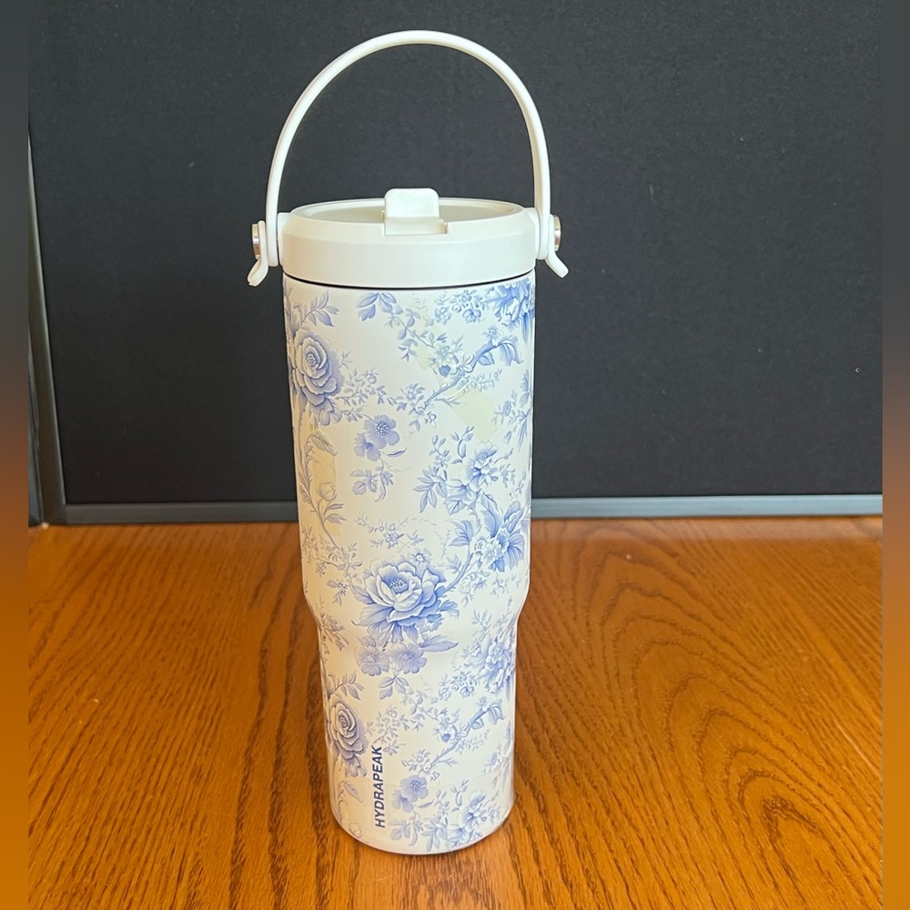 Hydrapeak Artesian Blue Roses with White Background & Cover 32oz Insul Tumbler